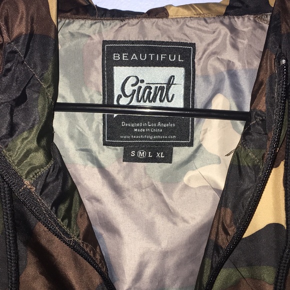 Camo Light Windbreaker Medium - Picture 3 of 3